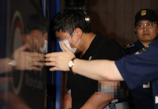 조사 마치고 구치소로 향하는 조국 장관 5촌 조카      (서울=연합뉴스) 김주성 기자 = 조국 법무부 장관 가족을 둘러싼 사모펀드 투자 의혹의 '몸통'인 조 장관의 5촌 조카인 조모씨가 16일 새벽 서울 서초동 서울중앙지검에서 조사를 받은 뒤 구치소로 향하는 호송차에 타고 있다. 2019.9.16      utzza@yna.co.kr  (끝)